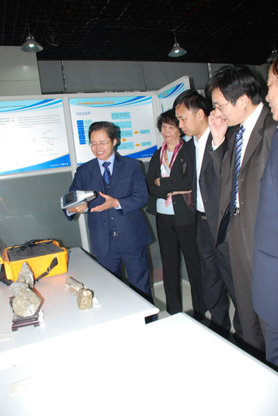 ������ʱ�й�վ2011�����Ʒ��Genius XRF�ֳ�ʽ�Ĵ�Xӫ��������ϵ���������������ĸ߶ȹ�ע